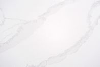 De lichte Witte Oppoetsende Plak van de het Kwartssteen van Calacatta Kunstmatige voor Benchtop