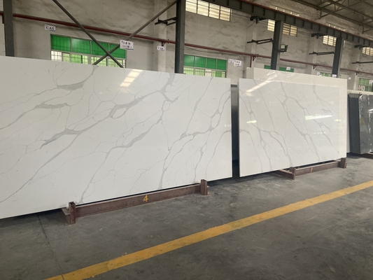 Van de het Kwartssteen van keukencalacatta de Plak Witte Achtergrond met Grey Color