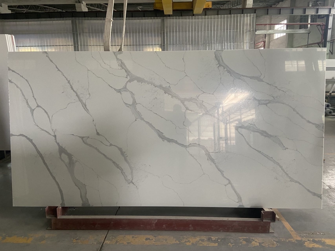 Van de het Kwartssteen van keukencalacatta de Plak Witte Achtergrond met Grey Color